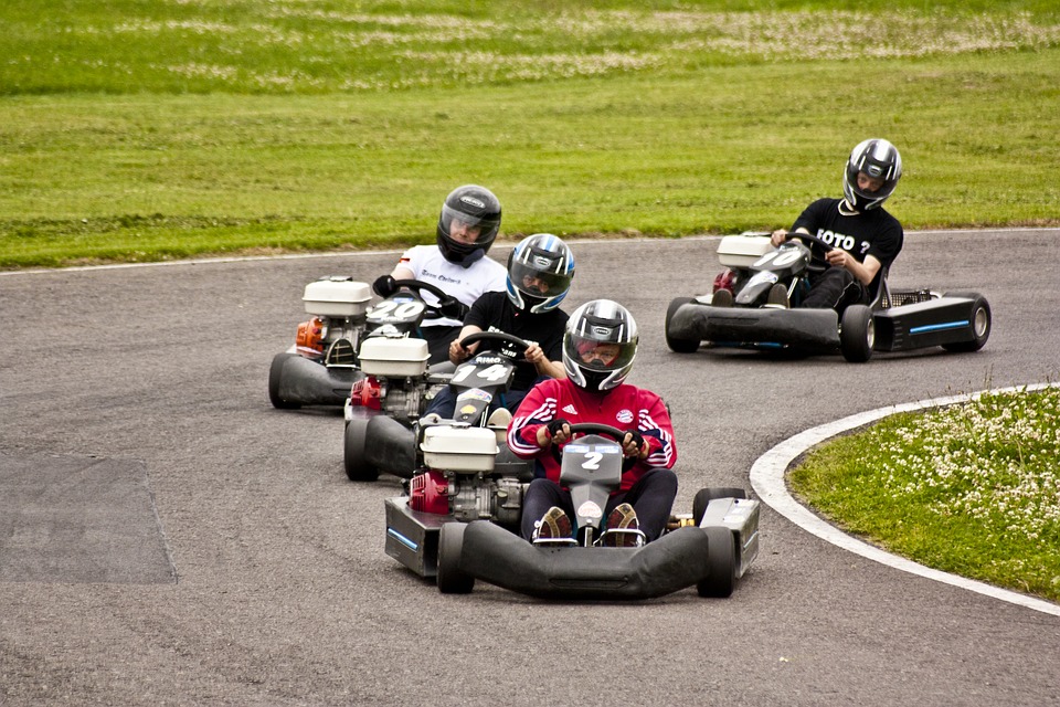 Prožijte den na motokárách